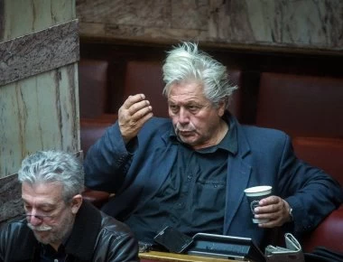 Παραιτήθηκε από βουλευτής ο Παπαχριστόπουλος - Τη θέση του παίρνει ο Τέρενς Κουίκ!